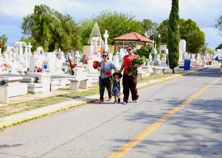 Agradecen ciudadanos limpieza y organización en panteones municipales
