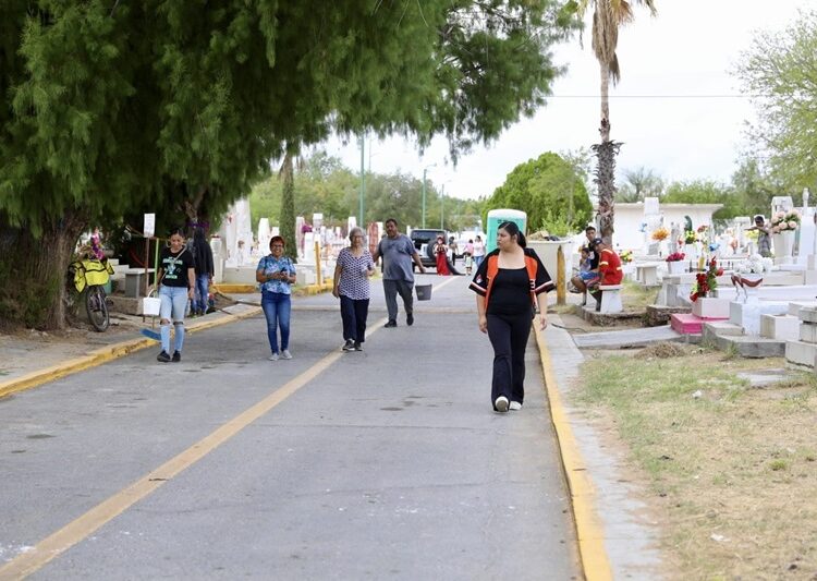 Agradecen ciudadanos limpieza y organización en panteones municipales