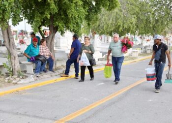 Agradecen ciudadanos limpieza y organización en panteones municipales