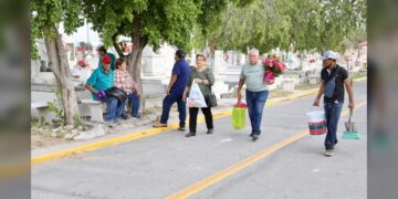 Agradecen ciudadanos limpieza y organización en panteones municipales