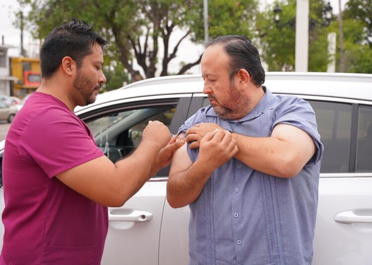 Aprovecha NLD jornada de vacunación contra influenza y COVID-19