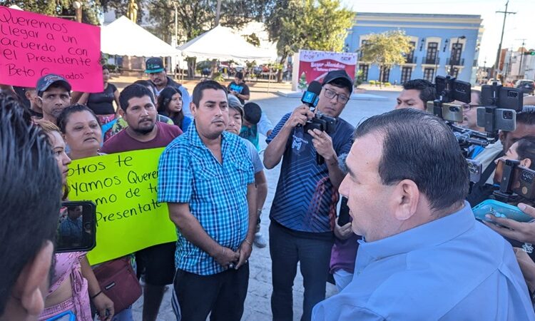 Atiende secretario del Ayuntamiento a “carretoneros”