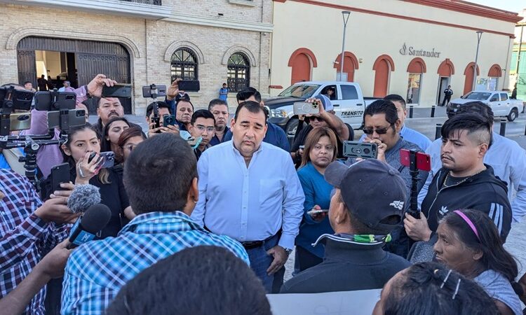 Atiende secretario del Ayuntamiento a “carretoneros”