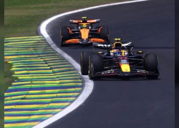 Red Bull no sacó a tiempo a ‘Checo’
