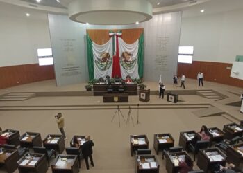 Sale del Congreso del Estado el diputado Alberto Lara, de Morena