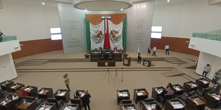 Sale del Congreso del Estado el diputado Alberto Lara, de Morena