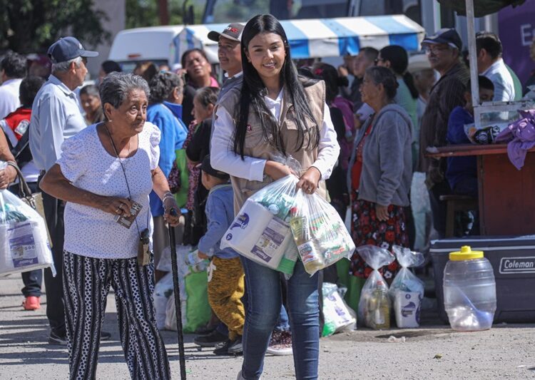 Lleva María de Villarreal apoyos y servicios a familias de Ocampo