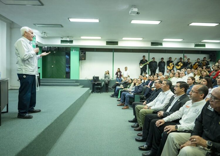 Decano de la UAT, Luis Navarro Roso, se despide de la cátedra con emotivo homenaje