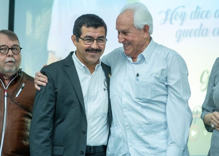 Decano de la UAT, Luis Navarro Roso, se despide de la cátedra con emotivo homenaje