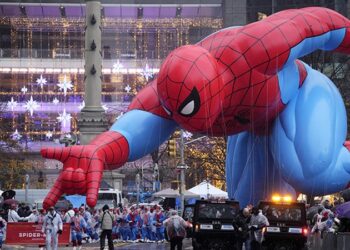 Protestas, globos y lluvia marcan desfile de Macy’s en NY