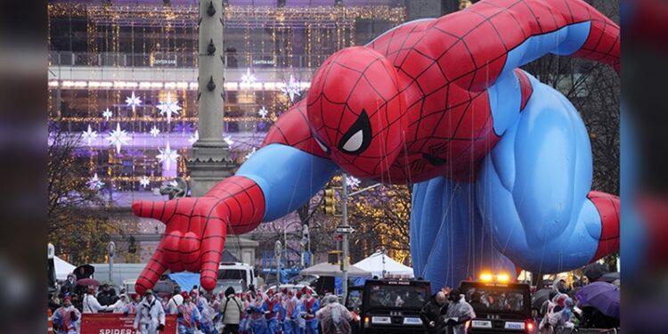 Protestas, globos y lluvia marcan desfile de Macy’s en NY
