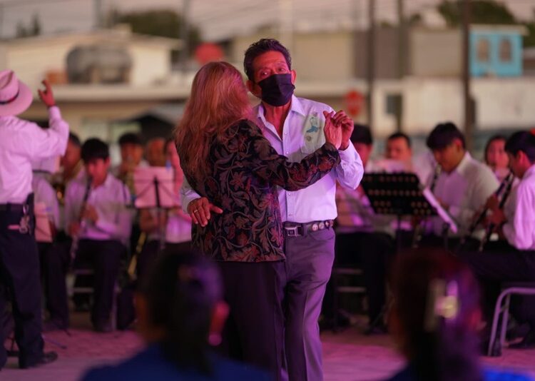 Disfrutan ciudadanos de “Folklor, baile y danzón” en la Plaza Simón Bolívar