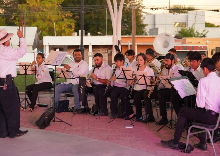 Disfrutan ciudadanos de “Folklor, baile y danzón” en la Plaza Simón Bolívar