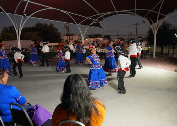 Disfrutan ciudadanos de “Folklor, baile y danzón” en la Plaza Simón Bolívar