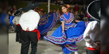 Disfrutan ciudadanos de “Folklor, baile y danzón” en la Plaza Simón Bolívar
