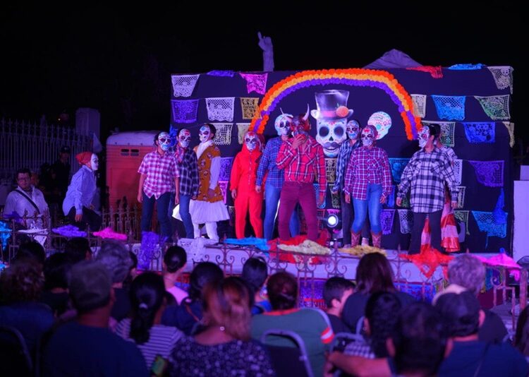 Disfrutan familias de NLD Festival de ‘Día de Muertos’