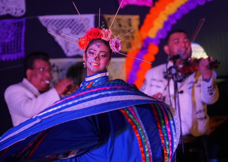 Disfrutan familias de NLD Festival de ‘Día de Muertos’