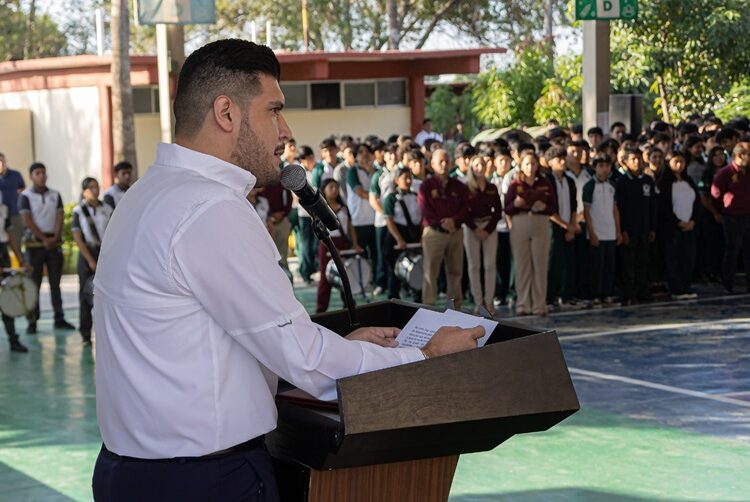 Beto Granados coloca la 1.ª piedra de nuevo taller y aulas del CBTIS 135