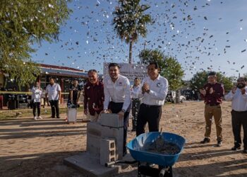Beto Granados coloca la 1.ª piedra de nuevo taller y aulas del CBTIS 135