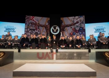 Entrega Dámaso Anaya reconocimientos al mérito universitario 2024