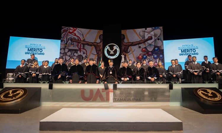 Entrega Dámaso Anaya reconocimientos al mérito universitario 2024