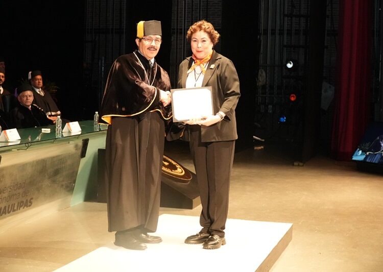 Entrega Dámaso Anaya reconocimientos al mérito universitario 2024