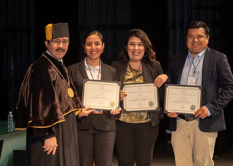 Entrega Dámaso Anaya reconocimientos al mérito universitario 2024