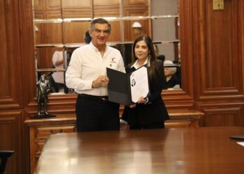 Entrega gobernador Fiat de notarios públicos