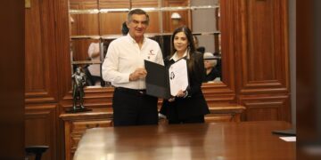 Entrega gobernador Fiat de notarios públicos