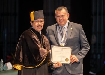 Entrega rector el premio Investigación de Excelencia a profesor de la FIC-UAT