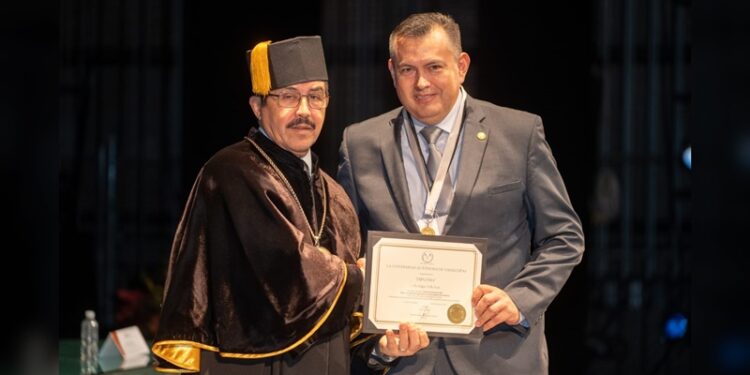 Entrega rector el premio Investigación de Excelencia a profesor de la FIC-UAT