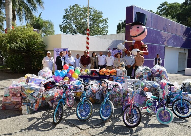 Entrega secretario general de Gobierno y su equipo de trabajo, juguetes al DIF Tamaulipas