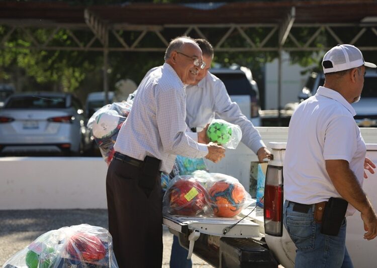 Entrega secretario general de Gobierno y su equipo de trabajo, juguetes al DIF Tamaulipas