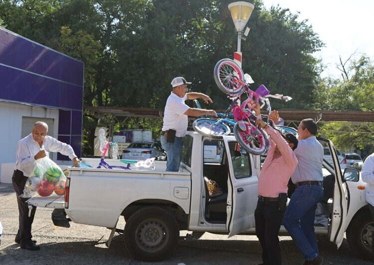 Entrega secretario general de Gobierno y su equipo de trabajo, juguetes al DIF Tamaulipas
