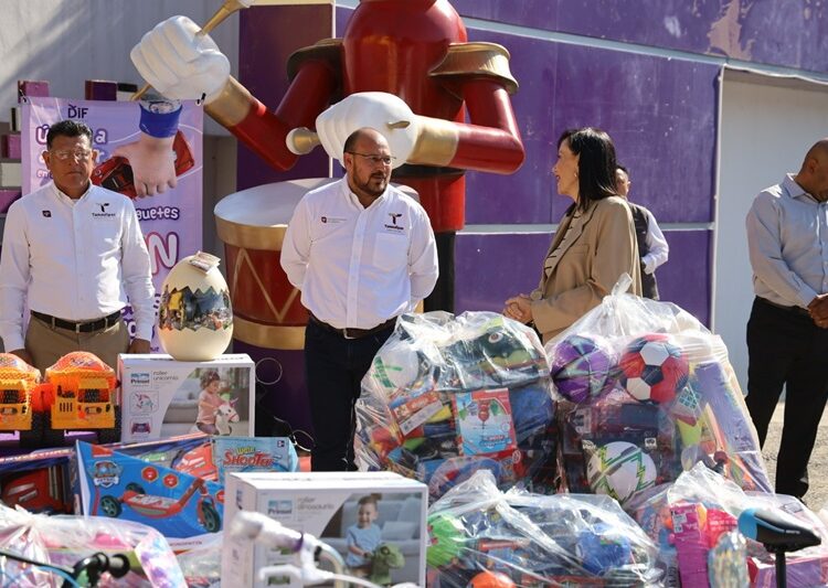 Entrega secretario general de Gobierno y su equipo de trabajo, juguetes al DIF Tamaulipas
