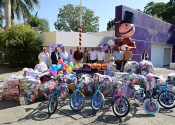 Entrega secretario general de Gobierno y su equipo de trabajo, juguetes al DIF Tamaulipas