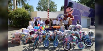 Entrega secretario general de Gobierno y su equipo de trabajo, juguetes al DIF Tamaulipas