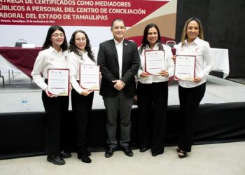 Entregan certificados como mediadores públicos a personal del CCLT