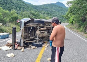 Exempleado tira la piedra y esconde la mano