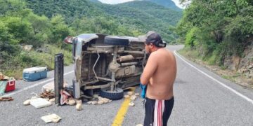 Exempleado tira la piedra y esconde la mano