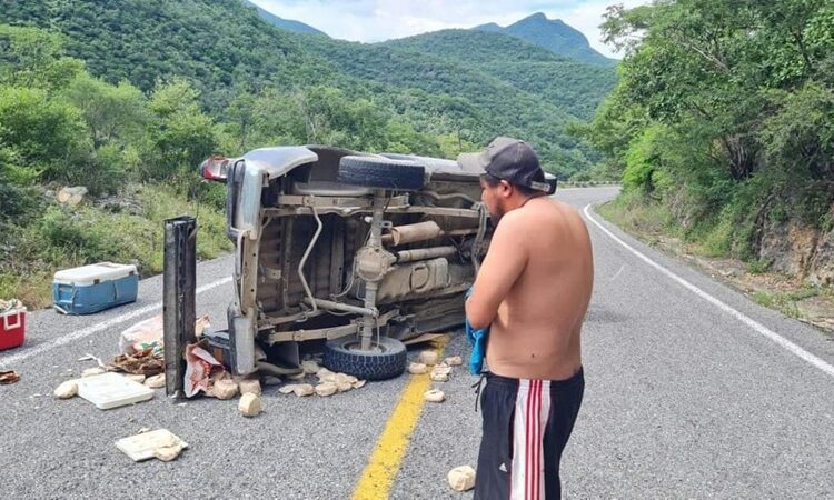 Exempleado tira la piedra y esconde la mano