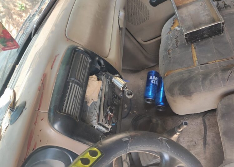 Exempleado tira la piedra y esconde la mano