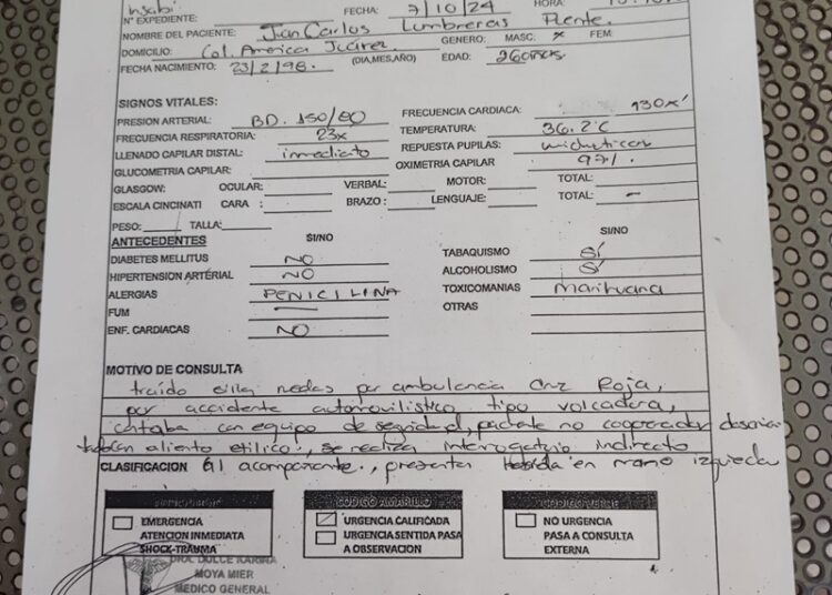 Exempleado tira la piedra y esconde la mano