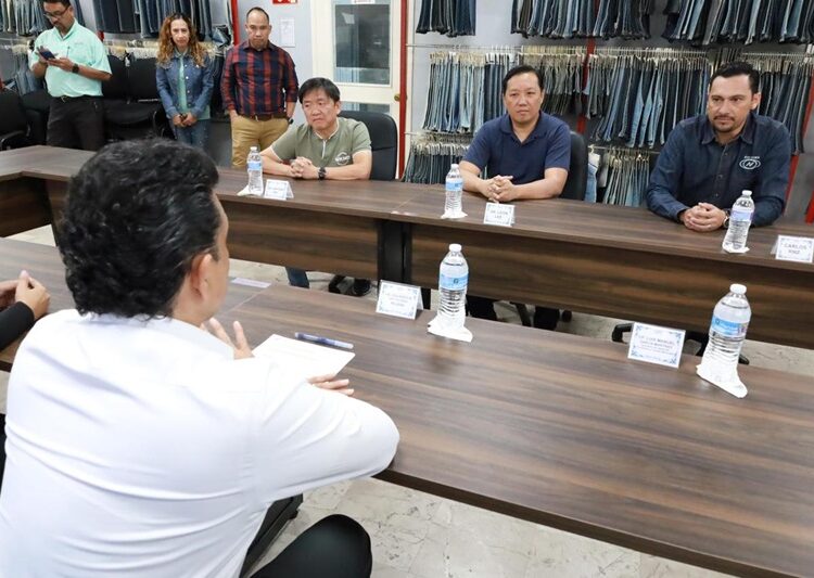 Fortalece Lalo Gattás vínculo de colaboración con sector de la maquila