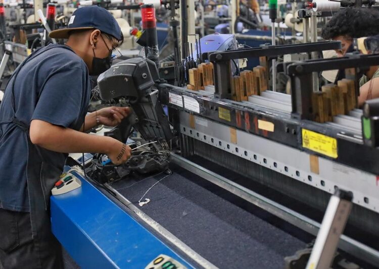 Fortalece Lalo Gattás vínculo de colaboración con sector de la maquila