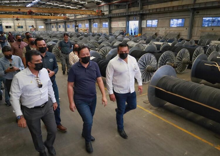 Fortalece Lalo Gattás vínculo de colaboración con sector de la maquila