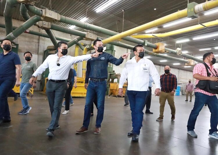 Fortalece Lalo Gattás vínculo de colaboración con sector de la maquila