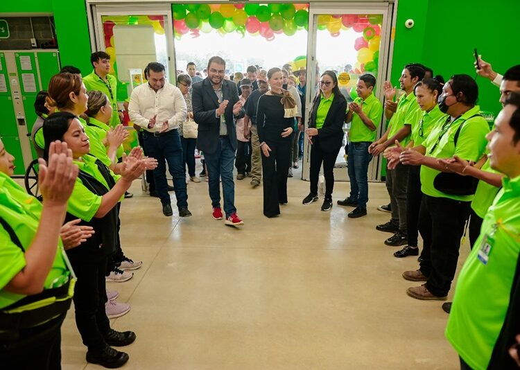 Inaugura Ninfa Cantú sucursal de Bodega Aurrera en Victoria