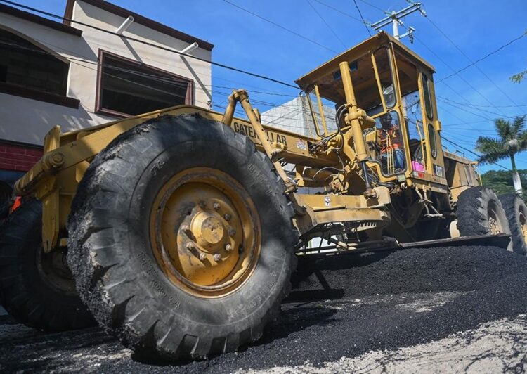 Lleva Lalo Gattás mejoras en servicios públicos y urbanos a colonias del sur