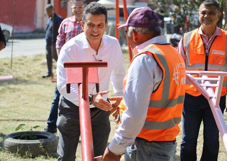 Lleva Lalo Gattás mejoras en servicios públicos y urbanos a colonias del sur